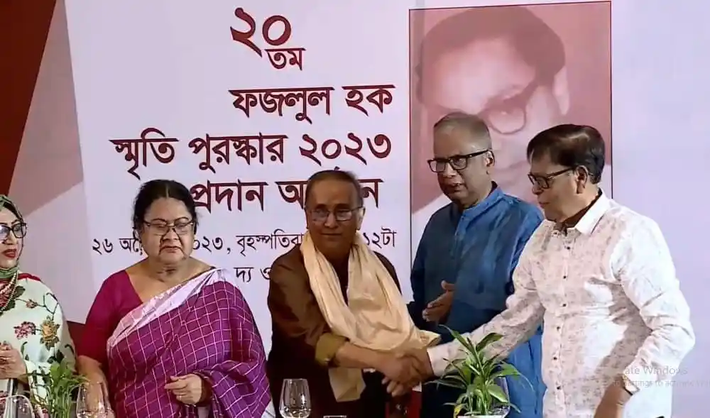 ছটকু আহমেদ ও ইমরুল শাহেদ পুরস্কার গ্রহণ করছেন. Channel i News - চ্যানেল আই নিউজ