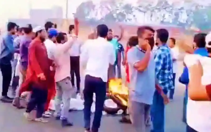 নারায়ণগঞ্জে সড়কে অগ্নিসংযোগ ও গাড়ি ভাংচুরের দৃশ্য. Channel i News - চ্যানেল আই নিউজ