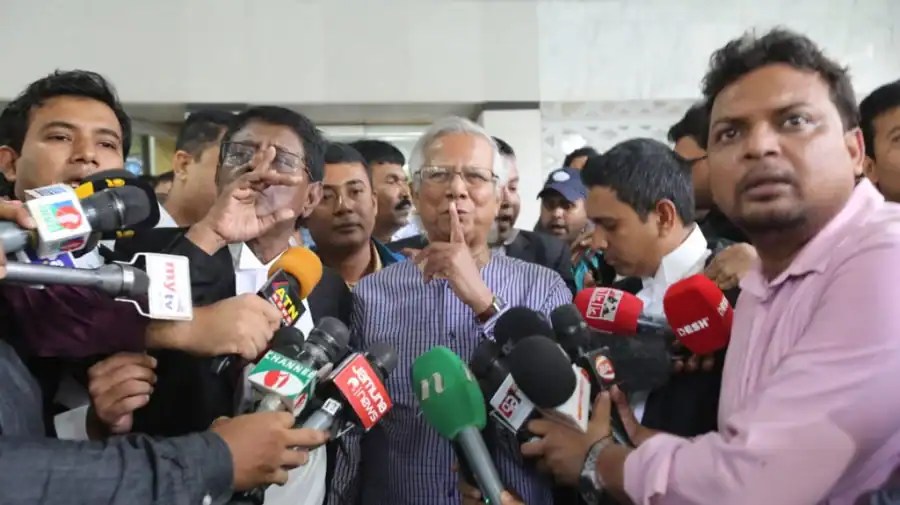 ড. ইউনূস সাংবাদিকদের সাথে কথা বলছেন, মিডিয়া প্রতিনিধিরা উপস্থিত. Channel i News - চ্যানেল আই নিউজ