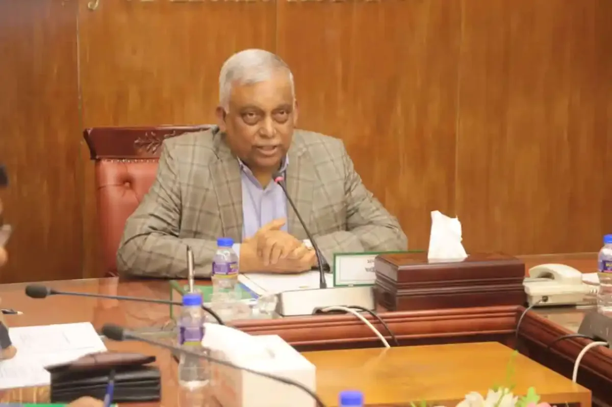 স্বরাষ্ট্রমন্ত্রীর বৈঠক কক্ষে বসে বক্তব্য দিচ্ছেন তিনি. Channel i News - চ্যানেল আই নিউজ