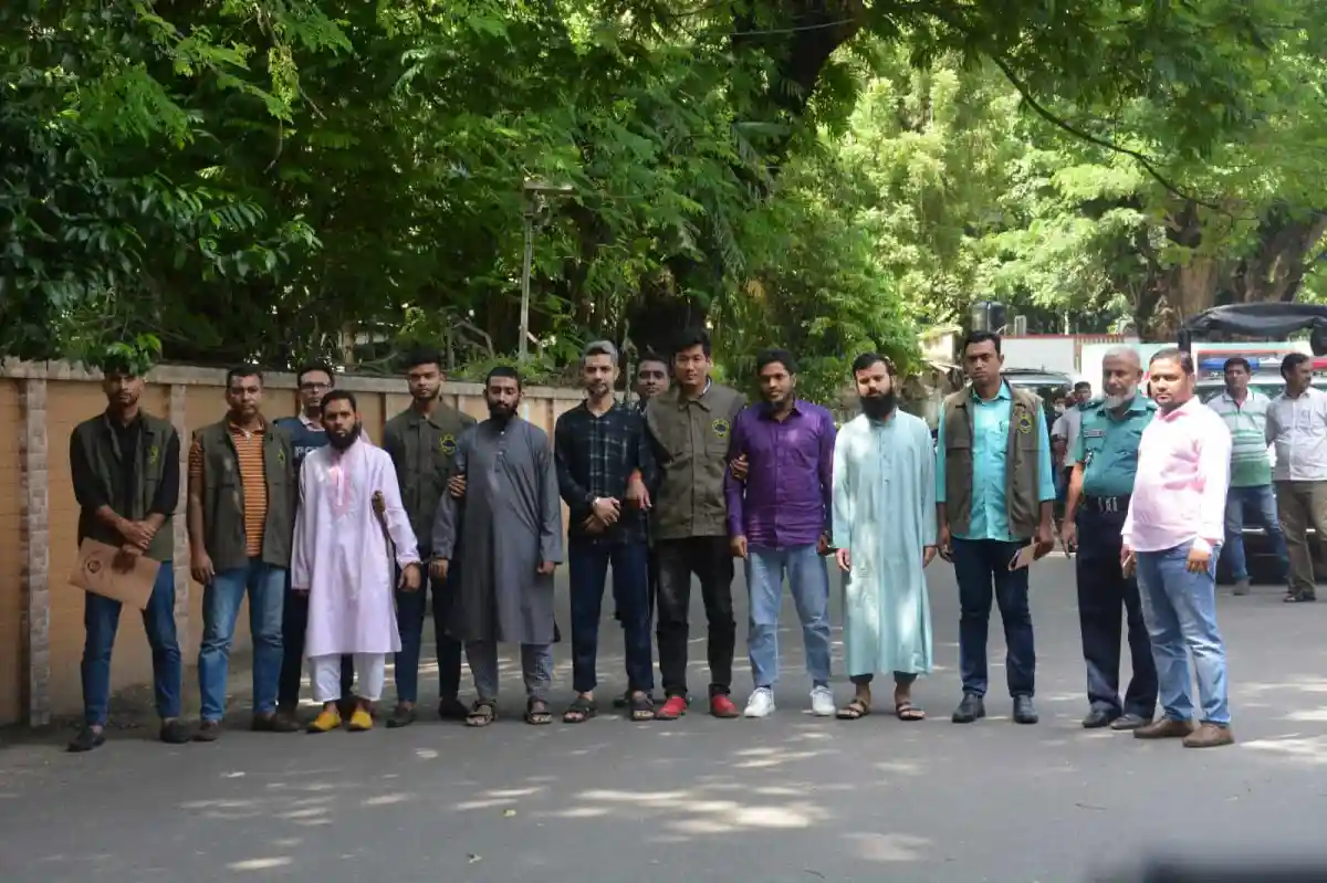 জনপ্রিয় ব্যক্তিরা রাস্তায় দাঁড়িয়ে, সবুজ গাছের ছায়ায়. Channel i News - চ্যানেল আই নিউজ