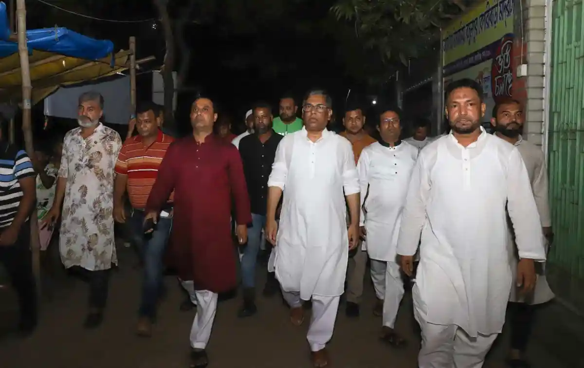 নসরুল হামিদ উন্নয়নের বার্তা নিয়ে এলাকাবাসীর সঙ্গে আলোচনা করছেন. Channel i News - চ্যানেল আই নিউজ