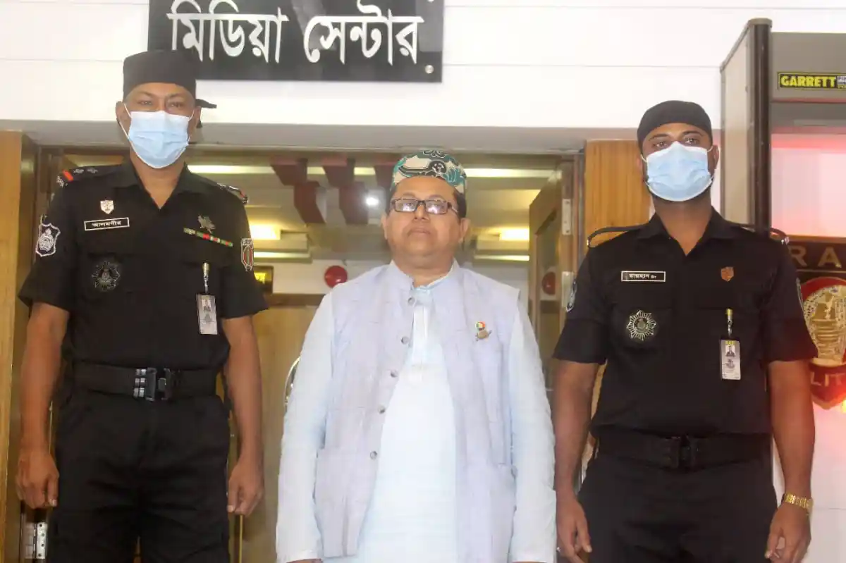 নির্বাচন কেন্দ্রের বাইরে নিরাপত্তারক্ষী ও পুলিশ সদস্যরা. Channel i News - চ্যানেল আই নিউজ