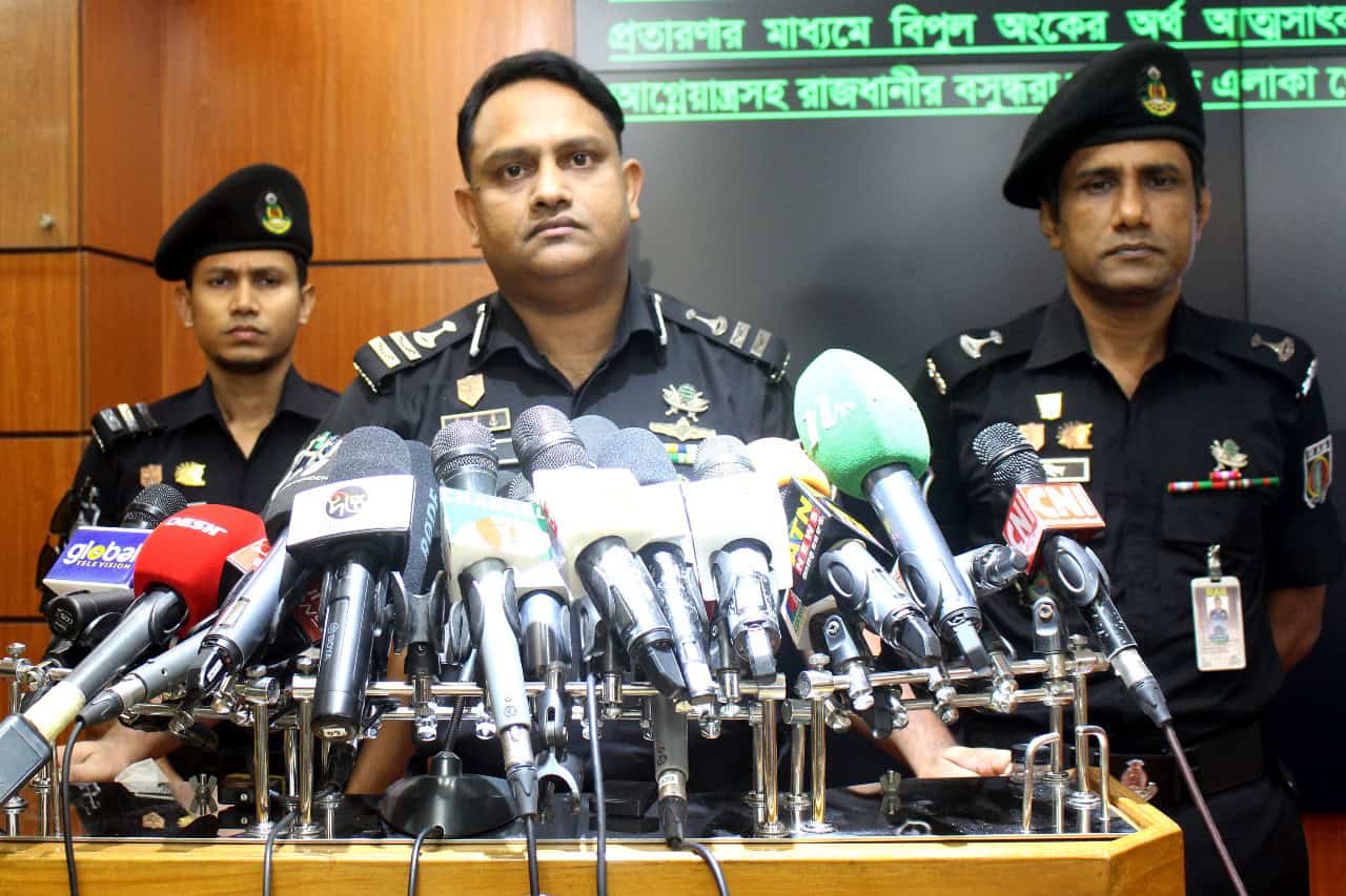 র‍্যাবের কর্মকর্তারা সংবাদ সম্মেলনে মুখোমুখি. Channel i News - চ্যানেল আই নিউজ