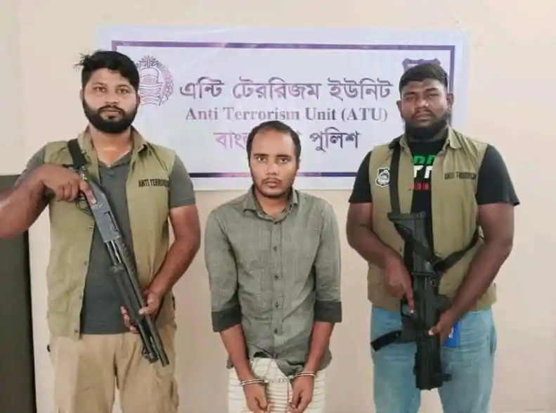 তিনজন ব্যক্তি, একজনের হাতে অস্ত্র, পুলিশি অভিযানে গ্রেপ্তার. Channel i News - চ্যানেল আই নিউজ