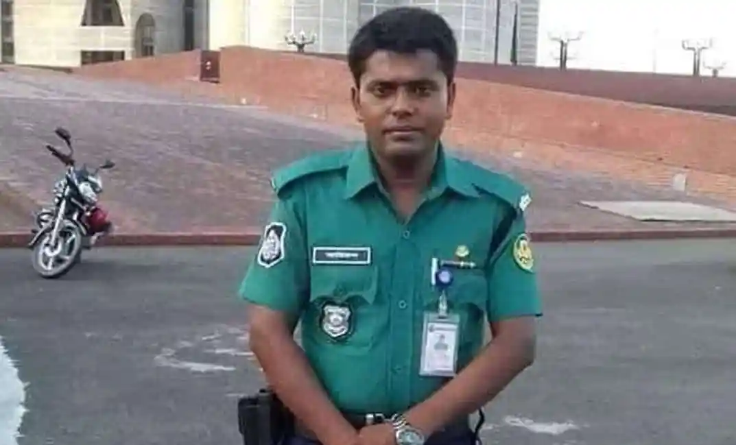 পুলিশ সদস্যের ছবি, পুলিশ ইউনিফর্মে একজন পুরুষ. Channel i News - চ্যানেল আই নিউজ