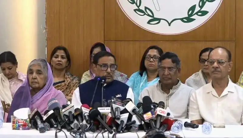 বাংলাদেশের রাজনৈতিক নেতারা সংবাদ সম্মেলনে বক্তব্য দিচ্ছেন. Channel i News - চ্যানেল আই নিউজ