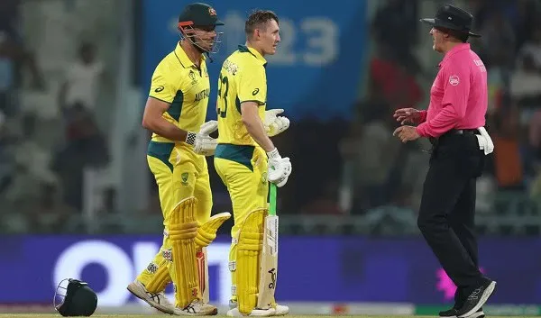 অস্ট্রেলিয়ার দুই ক্রিকেটার ও আম্পায়ার মাঠে আলোচনা করছেন. Channel i News - চ্যানেল আই নিউজ