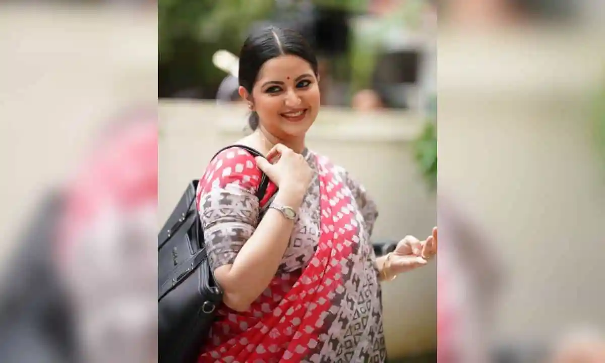 পরীমনি হাস্যোজ্জ্বল মুখে ক্যামেরার দিকে তাকাচ্ছেন. Channel i News - চ্যানেল আই নিউজ
