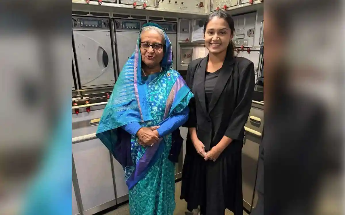 দুজন নারী হাসিমুখে দাঁড়িয়ে, একজন বৃদ্ধা ও একজন তরুণ, ল্যাবরেটরিতে. Channel i News - চ্যানেল আই নিউজ
