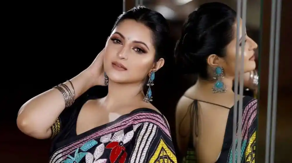 পরীমণি সুন্দর পোশাক ও গহনা পরিহিত, ক্যামেরার দিকে তাকিয়ে. Channel i News - চ্যানেল আই নিউজ