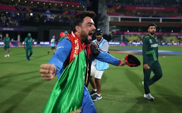 বাংলাদেশ ক্রিকেট দলের খেলোয়াড় রশিদ খান উল্লাসে ভরা, মাঠে খেলা চলমান. Channel i News - চ্যানেল আই নিউজ