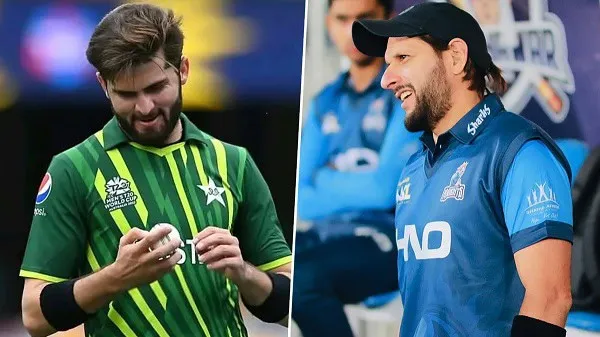 বাংলাদেশ ও পাকিস্তান ক্রিকেটাররা হাসিমুখে একসঙ্গে. Channel i News - চ্যানেল আই নিউজ