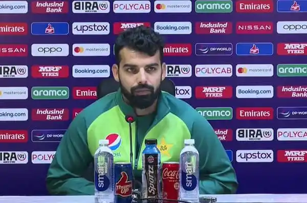 পাকিস্তানের ক্রিকেটার প্রেস কনফারেন্সে বসে, পেছনে স্পন্সর ব্যানার।. Channel i News - চ্যানেল আই নিউজ