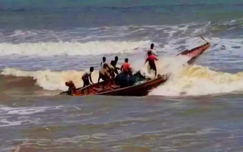 উপকূলে ঝুঁকিপূর্ণ পরিস্থিতিতে নৌকা ও মানুষজন. Channel i News - চ্যানেল আই নিউজ