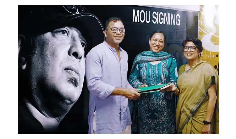 নতুন উদ্যোগের জন্য চুক্তি স্বাক্ষর অনুষ্ঠানে অংশগ্রহণকারী তিনজন ব্যক্তি. Channel i News - চ্যানেল আই নিউজ