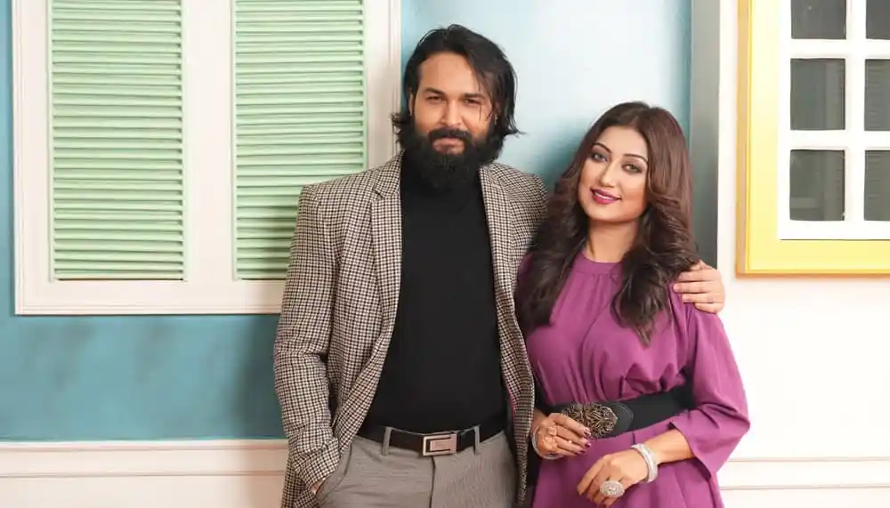 প্রকৃতি ও তার সহশিল্পী হাস্যোজ্জ্বলভাবে ছবি তুলেছেন. Channel i News - চ্যানেল আই নিউজ