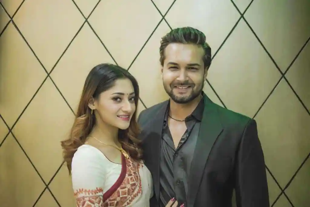 আদর আজাদের সঙ্গে এক নারী অভিনেত্রীর ছবি, উভয়ই হাসছেন. Channel i News - চ্যানেল আই নিউজ