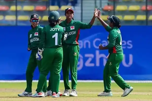 বাংলাদেশ নারী ক্রিকেট দলের খেলোয়াড়রা মাঠে একসঙ্গে উদযাপন করছে. Channel i News - চ্যানেল আই নিউজ
