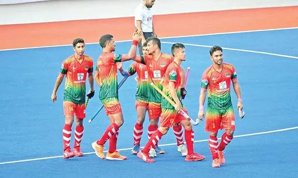বাংলাদেশ হকির খেলোয়াড়রা মাঠে একে অপরকে শুভেচ্ছা জানাচ্ছে. Channel i News - চ্যানেল আই নিউজ