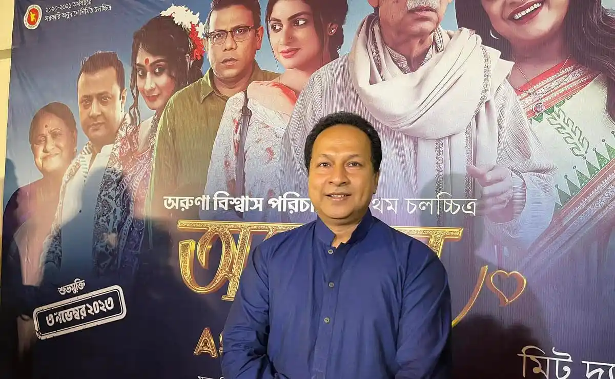 চ্যানেল আই অনলাইন এর একটি ছবি যেখানে একজন পুরুষ হাসিমুখে দাঁড়িয়ে আছেন. Channel i News - চ্যানেল আই নিউজ