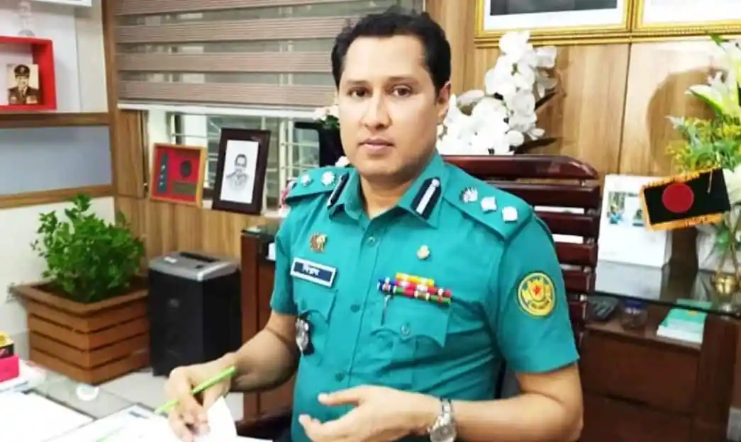 বাংলাদেশ পুলিশ কর্মকর্তা অফিসে বসে কাজ করছেন. Channel i News - চ্যানেল আই নিউজ