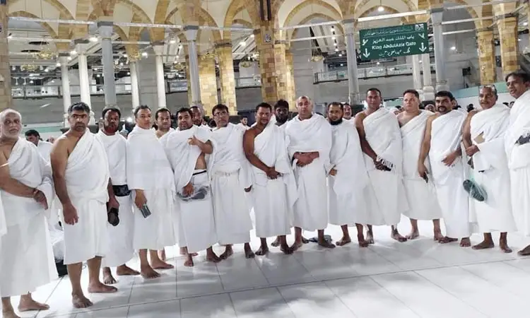 মক্কা ওমরা পালনরত মুসল্লিরা, সবাই সাদা পোশাকে, বিমানবন্দরে. Channel i News - চ্যানেল আই নিউজ
