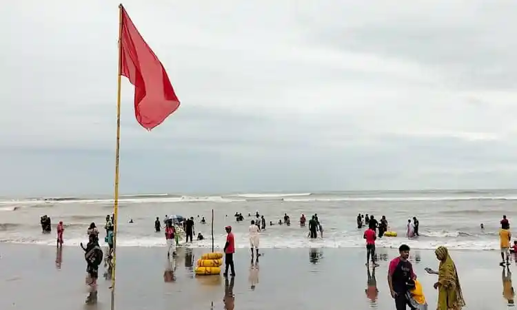 কক্সবাজার সৈকত, ঝড়ের প্রভাবে পর্যটকদের সতর্কতা অবলম্বন. Channel i News - চ্যানেল আই নিউজ