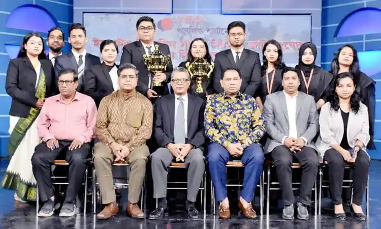 টিমের সদস্যরা পুরস্কার গ্রহণ করছে, চ্যানেল আই অনলাইন।. Channel i News - চ্যানেল আই নিউজ