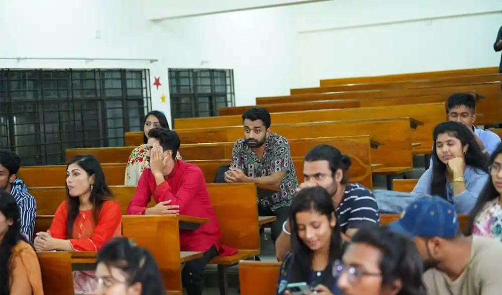 বিশ্ববিদ্যালয় ক্যাম্পাসে ছাত্রছাত্রীদের ক্লাসে অংশগ্রহণ. Channel i News - চ্যানেল আই নিউজ