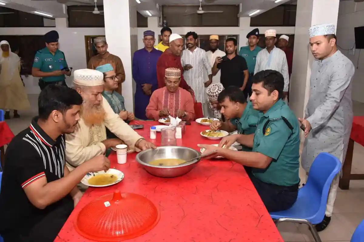 পুলিশ সদস্যরা খাবার গ্রহণ করছেন পুলিশ মেসে, বেশিরভাগই পুরুষ. Channel i News - চ্যানেল আই নিউজ