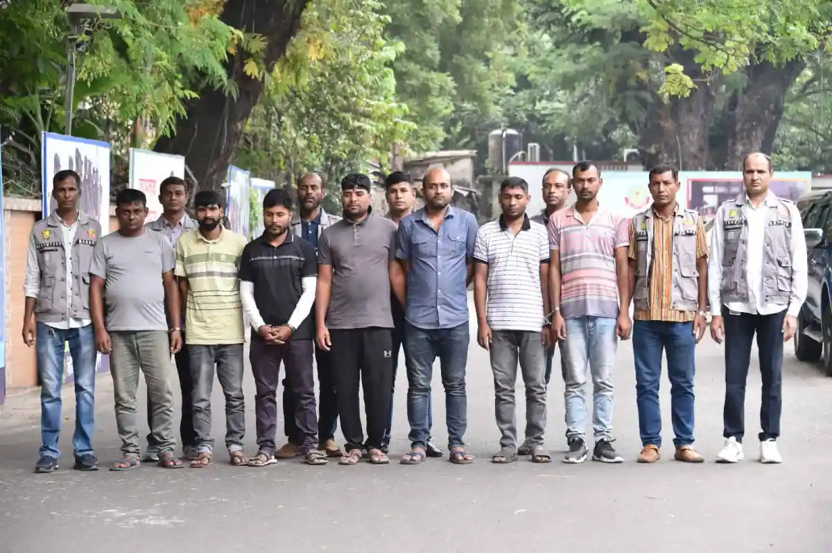 নিরাপত্তা বাহিনীর সদস্যরা গ্রেপ্তারকৃতদের সঙ্গে দাঁড়িয়ে আছেন. Channel i News - চ্যানেল আই নিউজ