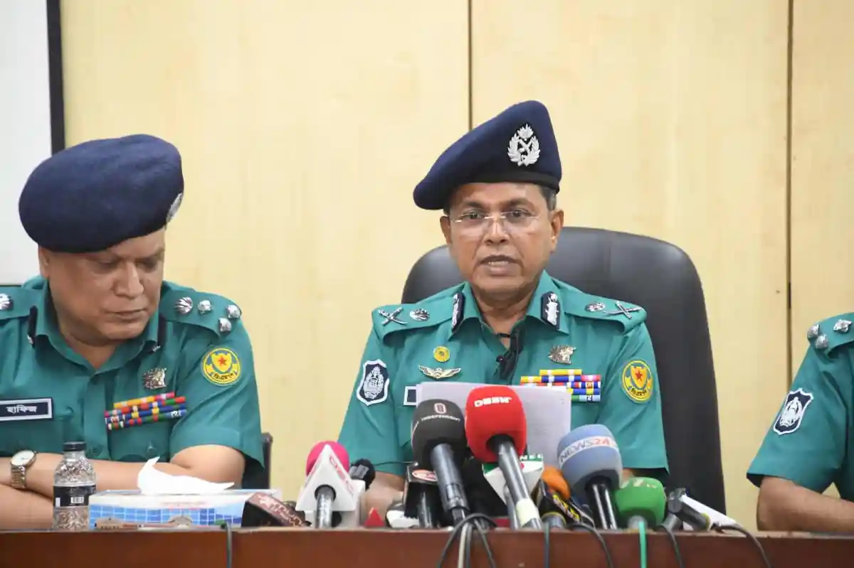 বাংলাদেশ পুলিশ কর্মকর্তারা সংবাদ সম্মেলনে বক্তব্য দিচ্ছেন. Channel i News - চ্যানেল আই নিউজ