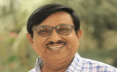 শিক্ষাবিদ নাছিমউদ্দিন মালিথার ছবি, হাসিমুখে, গাঢ় পটভূমিতে. Channel i News - চ্যানেল আই নিউজ