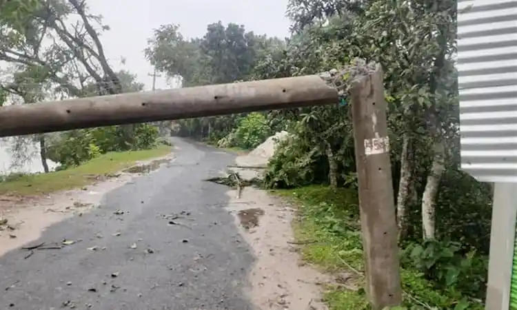টর্নেডোর কারণে গোপালগঞ্জের রাস্তা ক্ষতিগ্রস্ত. Channel i News - চ্যানেল আই নিউজ