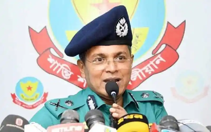 ডিবি পুলিশের কর্মকর্তা সংবাদ সম্মেলনে বক্তব্য দিচ্ছেন. Channel i News - চ্যানেল আই নিউজ