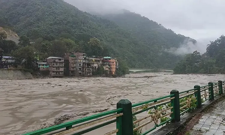 বন্যার কারণে নদীর পানি বৃদ্ধি, পাহাড়ি এলাকা ও শহর প্লাবিত. Channel i News - চ্যানেল আই নিউজ