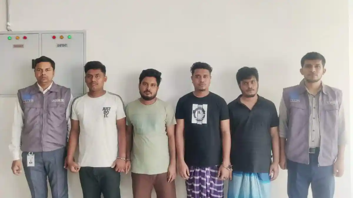 জুয়া খেলার জন্য পেঁয়াজ ব্যবসায়ীর ছদ্মবেশে গ্রেপ্তার ছয়জন. Channel i News - চ্যানেল আই নিউজ