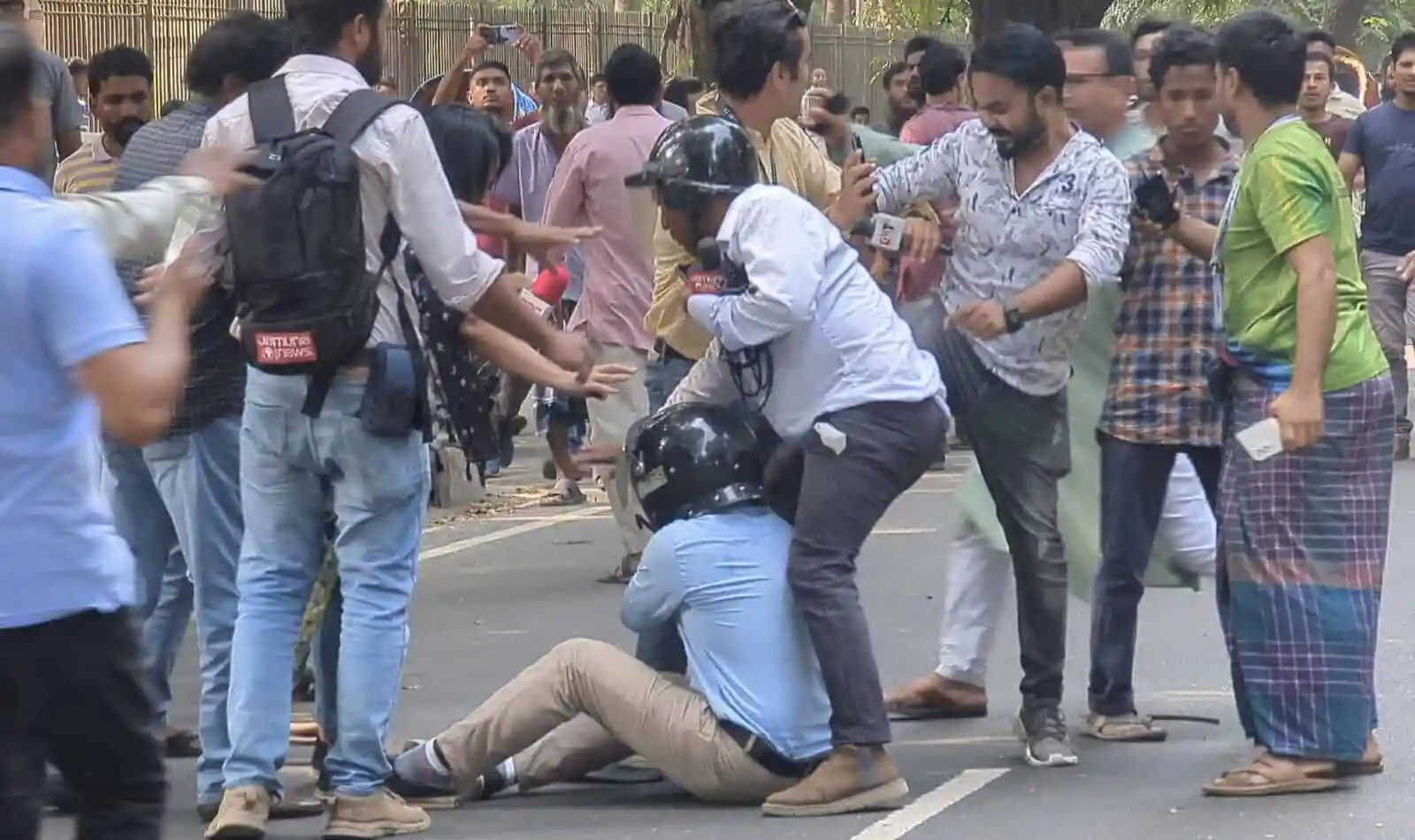 কাকরাইলে সংঘর্ষে আহত ও রক্তাক্ত সাংবাদিকের ছবি. Channel i News - চ্যানেল আই নিউজ