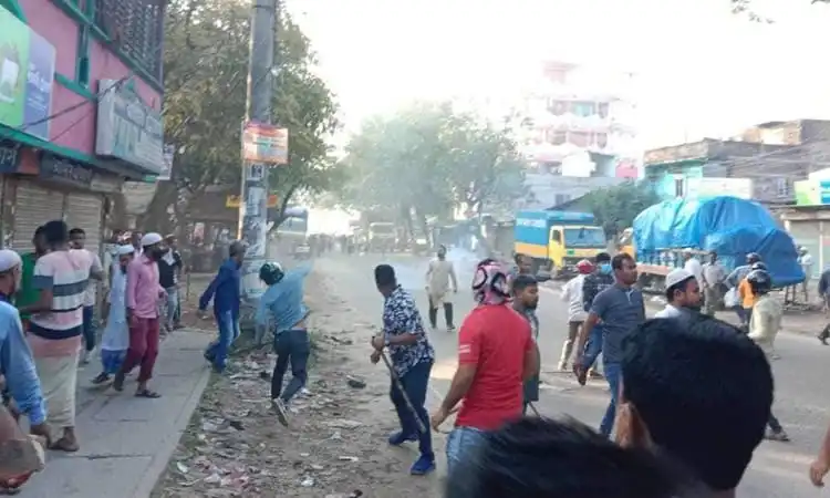 কিশোরগঞ্জে ত্রিমুখী সংঘর্ষের সময় আহত ও ভাঙচুরের দৃশ্য. Channel i News - চ্যানেল আই নিউজ