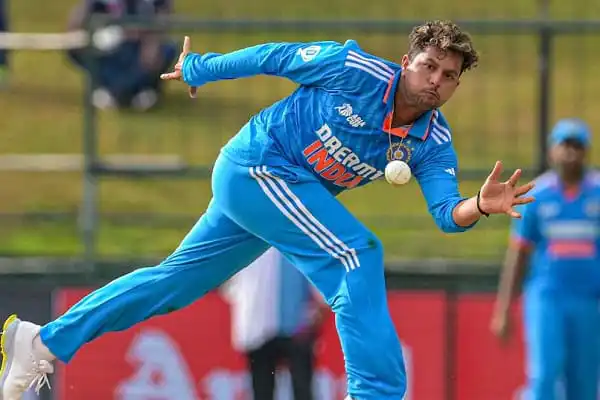 ভারতীয় ক্রিকেটার কুলদীপ যাদব বল ফেলে বল হাতে ফিল্ডিং করছেন. Channel i News - চ্যানেল আই নিউজ