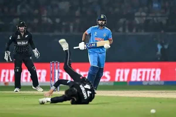 নিউজিল্যান্ডের ক্রিকেটার ব্যাটিংরত, বাংলাদেশি ক্রিকেটার ফিল্ডিং করছে. Channel i News - চ্যানেল আই নিউজ