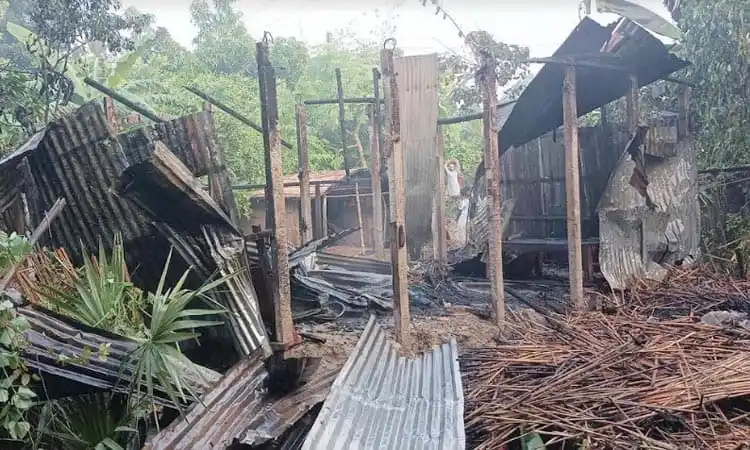 অগ্নিকাণ্ডের ফলে ধ্বংসপ্রাপ্ত ঘর ও আহতরা. Channel i News - চ্যানেল আই নিউজ