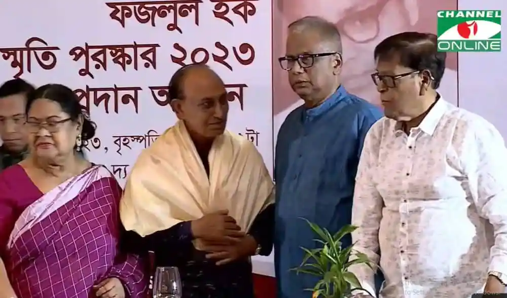 ছটকু আহমেদ ও ইমরুল শাহেদ পুরস্কার গ্রহণ করছেন. Channel i News - চ্যানেল আই নিউজ