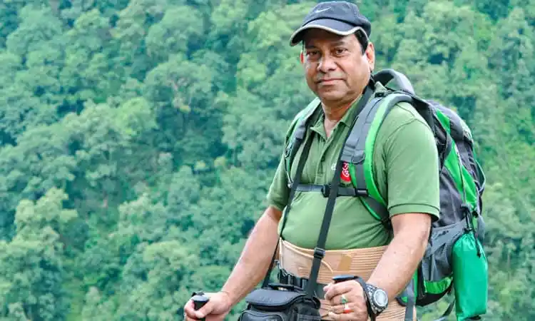 প্রকৃতি প্রেমী একজন পুরুষ হাইকিং করছে, সবুজ পাহাড়ের পটভূমিতে. Channel i News - চ্যানেল আই নিউজ