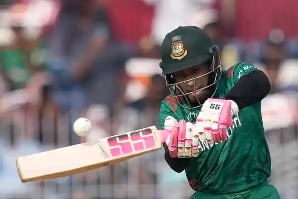 বাংলাদেশ নারী ক্রিকেটার ব্যাটিং করছে, খেলাধুলার দৃশ্য. Channel i News - চ্যানেল আই নিউজ