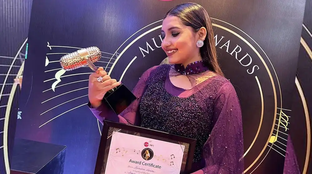 হুমায়রা ঈশিকা হাতে পুরস্কার ও সনদ, চ্যানেল আই অনলাইন. Channel i News - চ্যানেল আই নিউজ