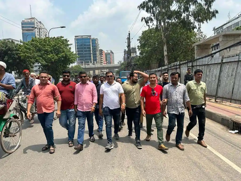 ঢাকায় পথচারী ও বাইসাইকেল চালকদের সঙ্গে চলাচল করছে কিছু মানুষ. Channel i News - চ্যানেল আই নিউজ