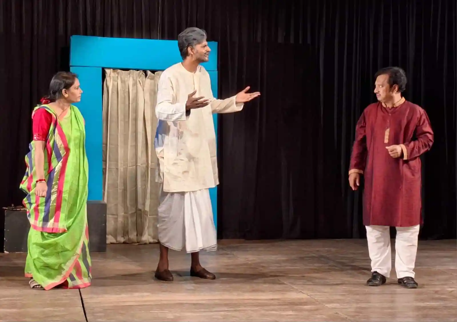 নাট্যদলের সদস্যরা অভিনয়রত অবস্থায় পারফর্ম করছেন. Channel i News - চ্যানেল আই নিউজ
