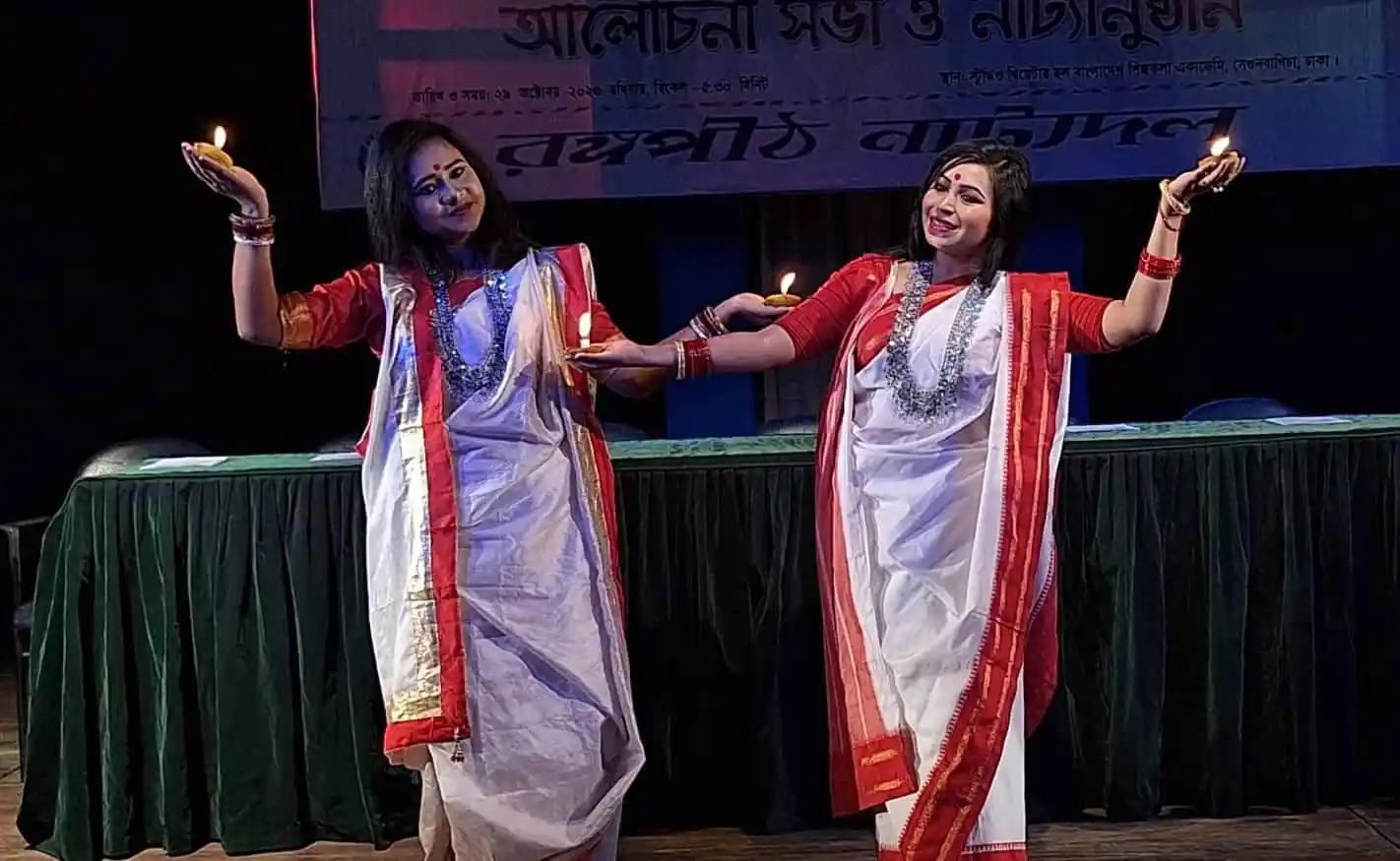 দুই নারী নৃত্যশিল্পী রঙ্গপীঠ নাট্যদলের ২ যুগ পূর্তি উদযাপন করছেন. Channel i News - চ্যানেল আই নিউজ